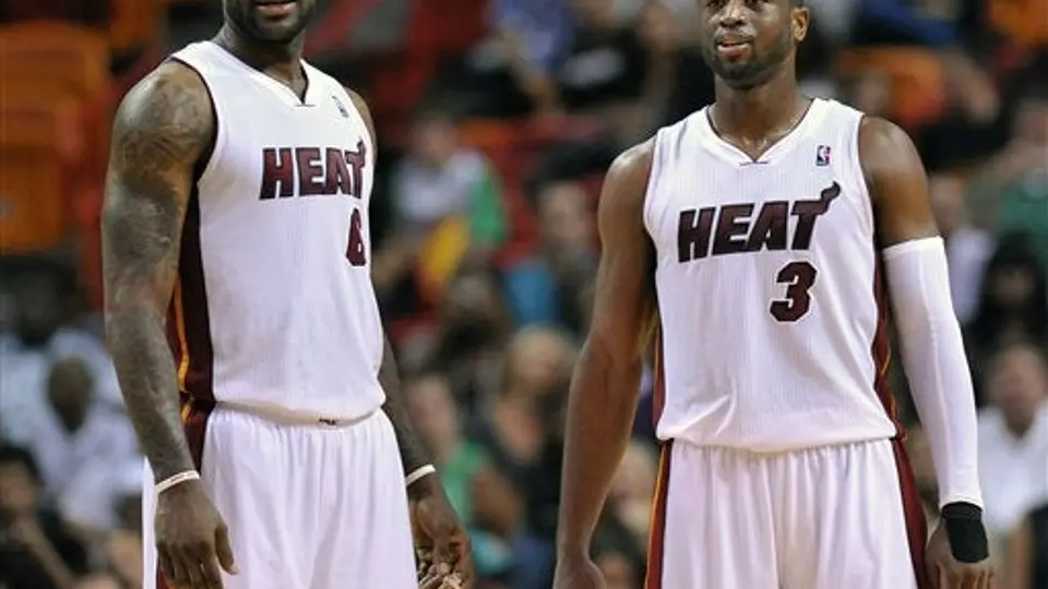 James y Wade aportan 50 puntos en triunfo del Heat