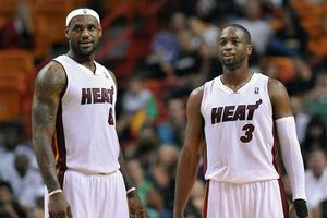 James y Wade aportan 50 puntos en triunfo del Heat
