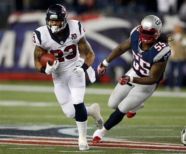 Arian Foster (23) y Brandon Spikes disputan un balón | AP