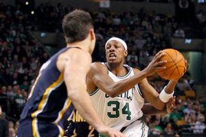 Pierce luce con triple doble y Boston vence 99-88 a Pacers