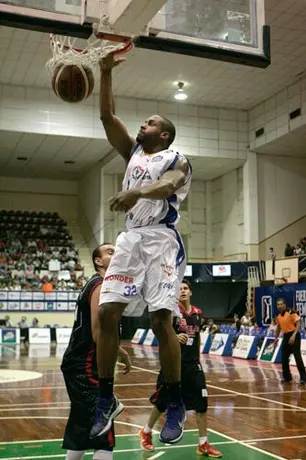 Fuerza regia vence a las Águilas Rojas