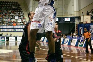 Fuerza regia vence a las Águilas Rojas