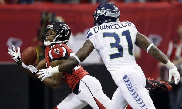 Roddy White atrapa el balón pata un TD | AP