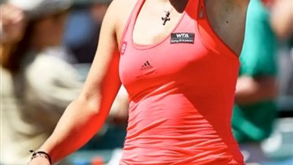 Wozniacki apalea y avanza fácil en Charleston