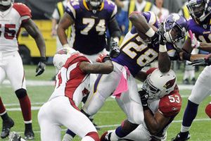 Peterson lidera a Vikingos al triunfo 34-10 sobre Cardenales