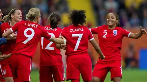 Inglaterra vence 2-1 a Nueva Zelanda