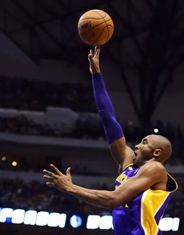 Lakers derrota a Dallas con 38 puntos de Bryant
