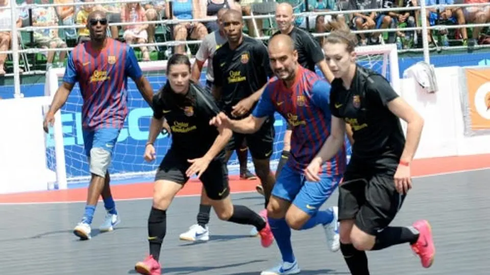 Kobe Bryant jugó amistoso con la playera del Barcelona