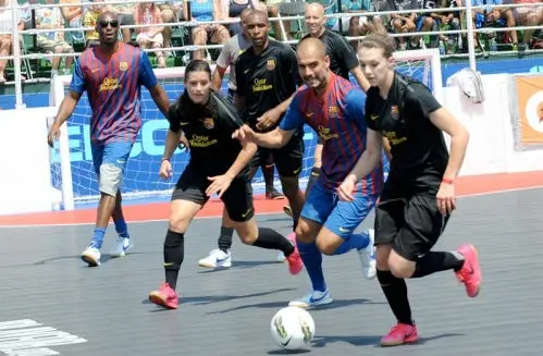 Kobe Bryant jugó amistoso con la playera del Barcelona