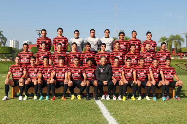 El técnico Tomás Boy posó al centro de la planilla rojinegra | Foto: SAÚL MOLINA