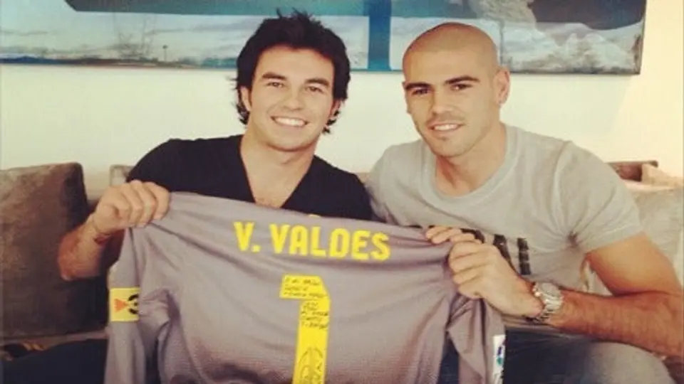 Checo Pérez recibió regalo de Víctor Valdés