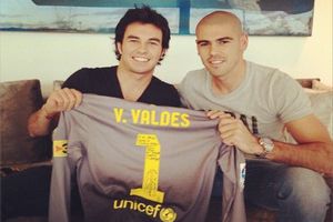 Checo Pérez recibió regalo de Víctor Valdés