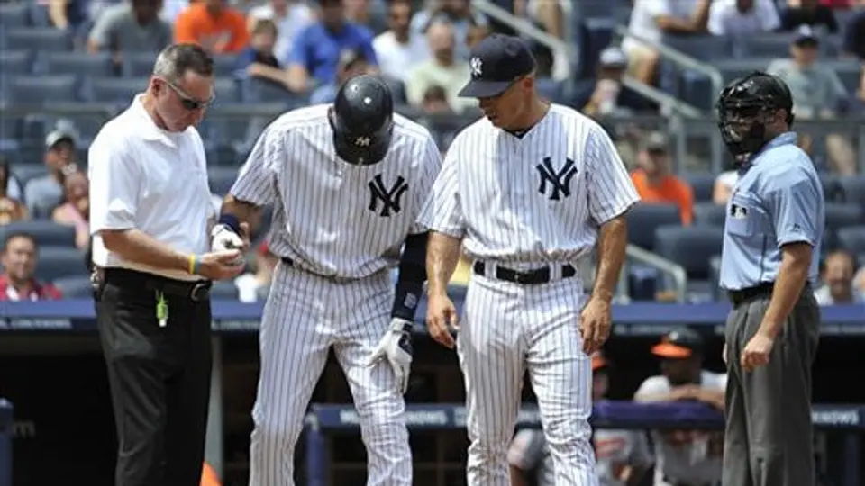 Jeter se pierde el juego del lunes por golpe en la mano