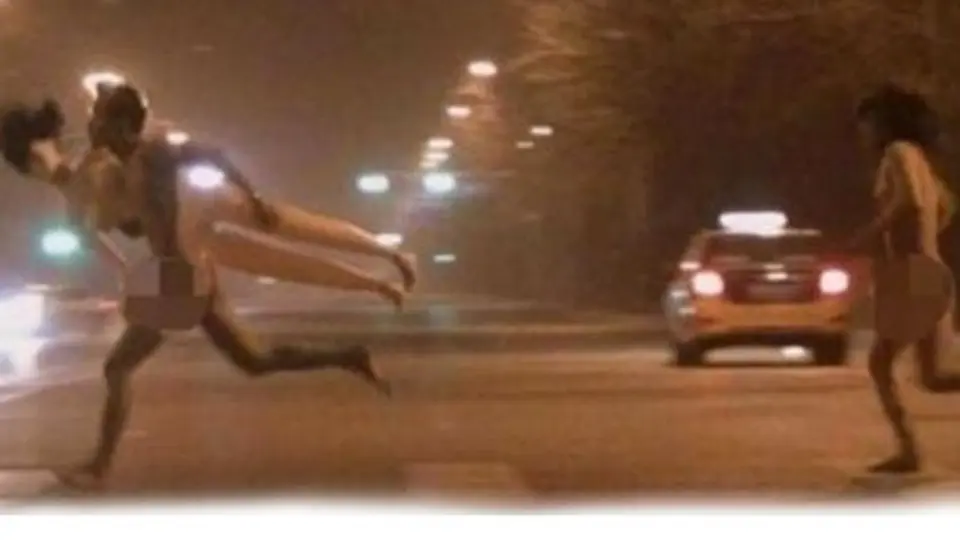 Pareja desnuda corre por calles de Beijing con muñeca inflable