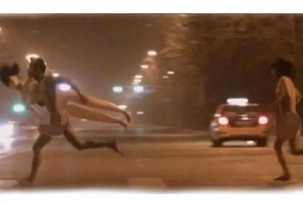 Pareja desnuda corre por calles de Beijing con muñeca inflable