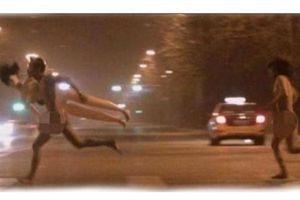 Pareja desnuda corre por calles de Beijing con muñeca inflable