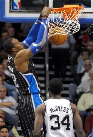 Howard corta racha de Spurs; Orlando apalea 123-101 a San Antonio