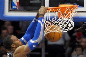 Howard corta racha de Spurs; Orlando apalea 123-101 a San Antonio