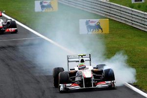 Checo termina 15 después de un mal arranque