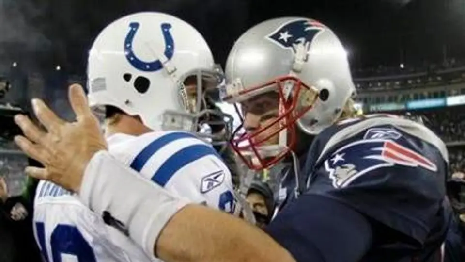 Brady y Manning, casos opuestos en la temporada