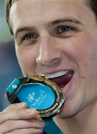 Lochte gana seis oros en Dubai y es el mejor en Mundial de Piscina corta