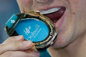 Lochte gana seis oros en Dubai y es el mejor en Mundial de Piscina corta