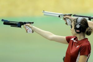 Canadiense Dorothy Ludwig gana medalla de oro en tiro
