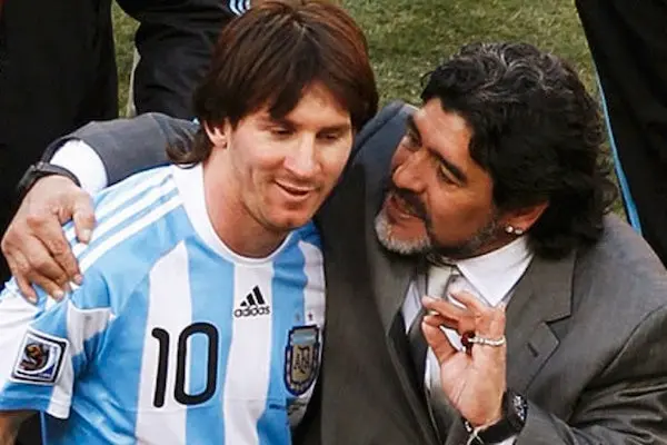 Messi recibe indicaciones de Maradona | AP