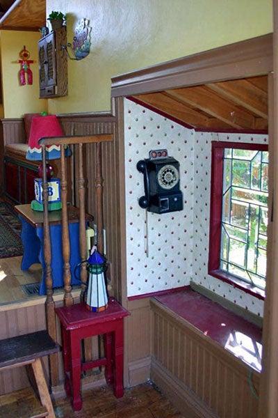 El interior tiene un toque rural con ventanas y muebles de madera | ESPECIAL
