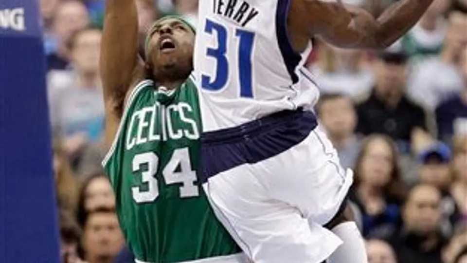 Nowitzki se viste de héroe; Dallas vence 89-87 a Celtics