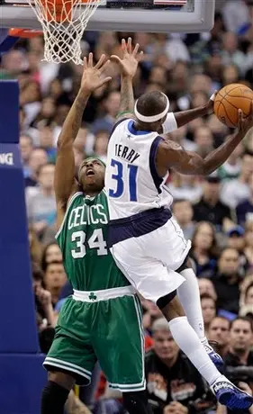 Nowitzki se viste de héroe; Dallas vence 89-87 a Celtics