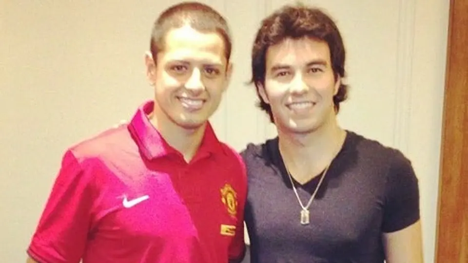 Checo presume foto con Chicharito