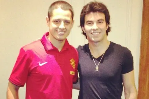 Checo presume foto con Chicharito