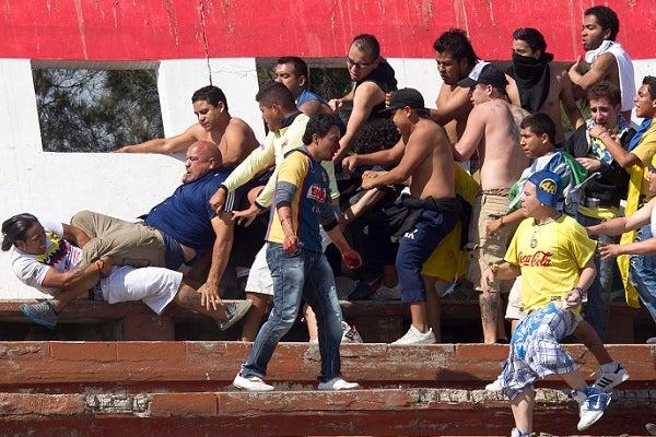 Elementos del mismo bando sometieron a 'rivales' de la otra barra | RICARDO FLORES
