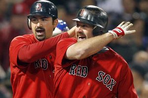 Adrián González impulsa par de carreras en victoria sobre Toronto