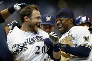 Yovani Gallardo y Milwaukee se imponen a Rockies