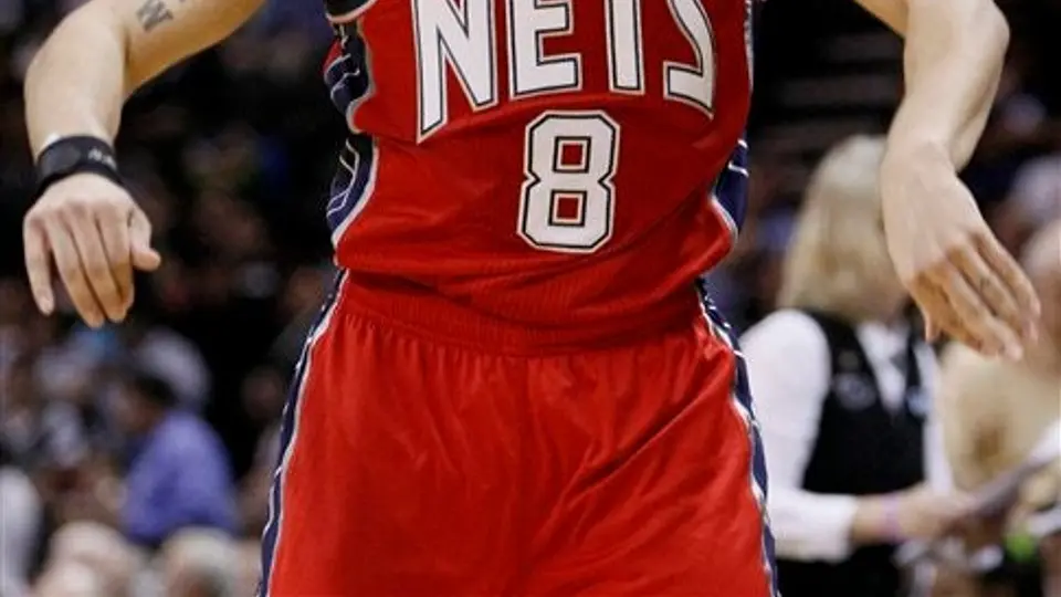 Deron Williams debuta con derrota ante San Antonio