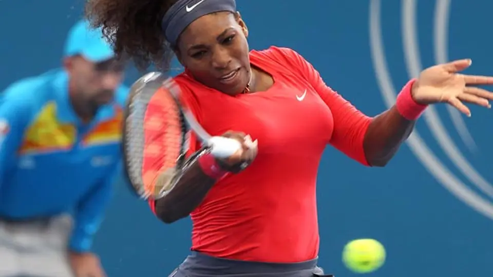 Serena Williams avanza en Brisbane; Sharapova se retira