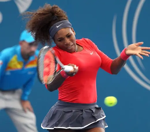 Serena Williams avanza en Brisbane; Sharapova se retira