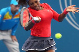 Serena Williams avanza en Brisbane; Sharapova se retira