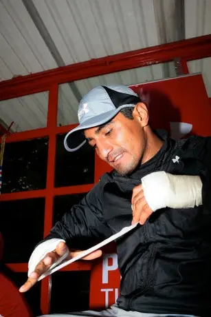 Mayweather y Morales, favoritos