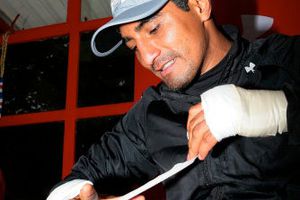 Mayweather y Morales, favoritos