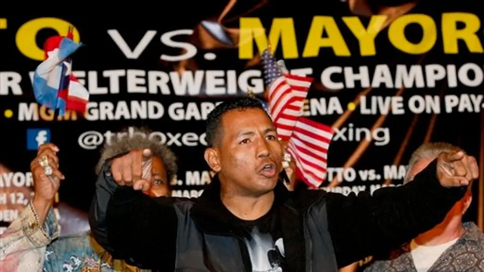 Mayorga se retracta y afirma que seguirá en el boxeo