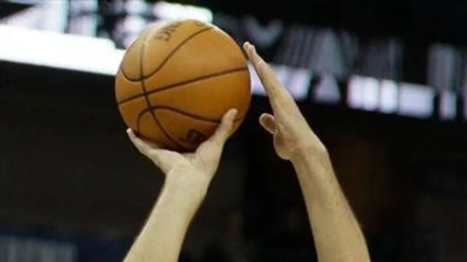 Hornets y Raptors acordarían canje de cinco jugadores