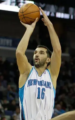 Hornets y Raptors acordarían canje de cinco jugadores