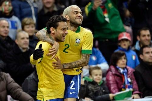 El rubio Dani Alves, feliz por el gol | AP