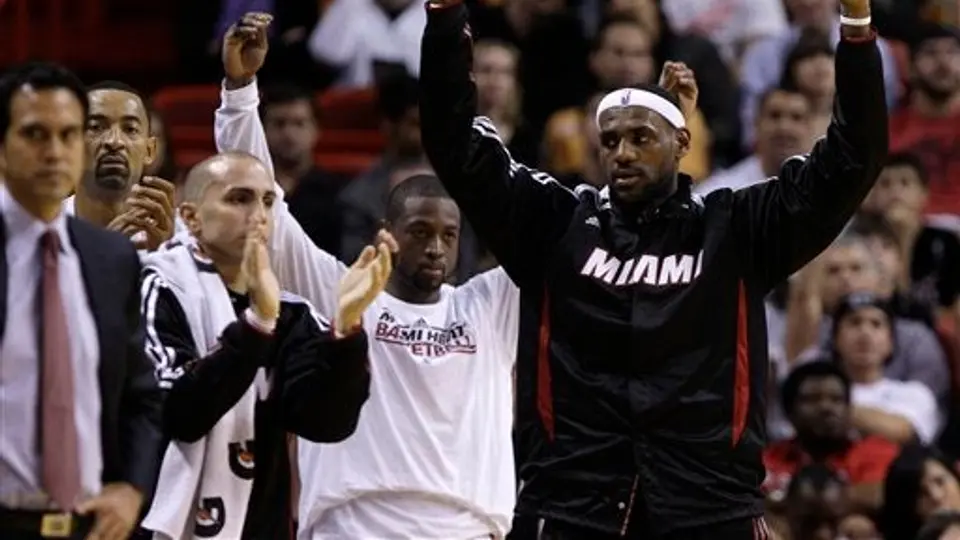 Miami remonta y vence 99-90 a Filadelfia