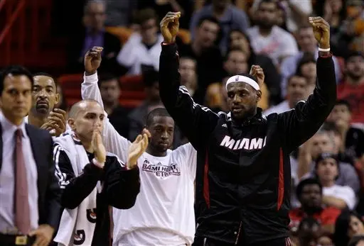 Miami remonta y vence 99-90 a Filadelfia