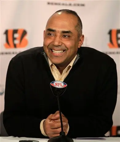 Lewis continuará como entrenador de Bengalíes