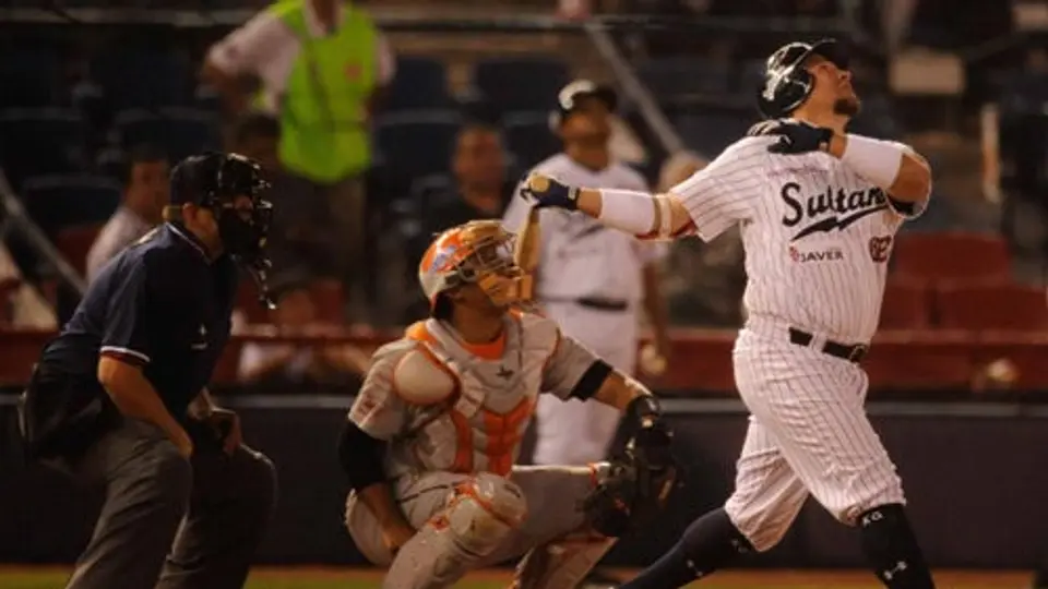 Con cañonazos, los Sultanes le ganan a los Vaqueros